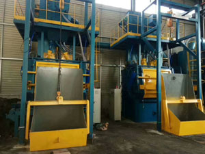 Automatic loading and unloading shot blasting machine