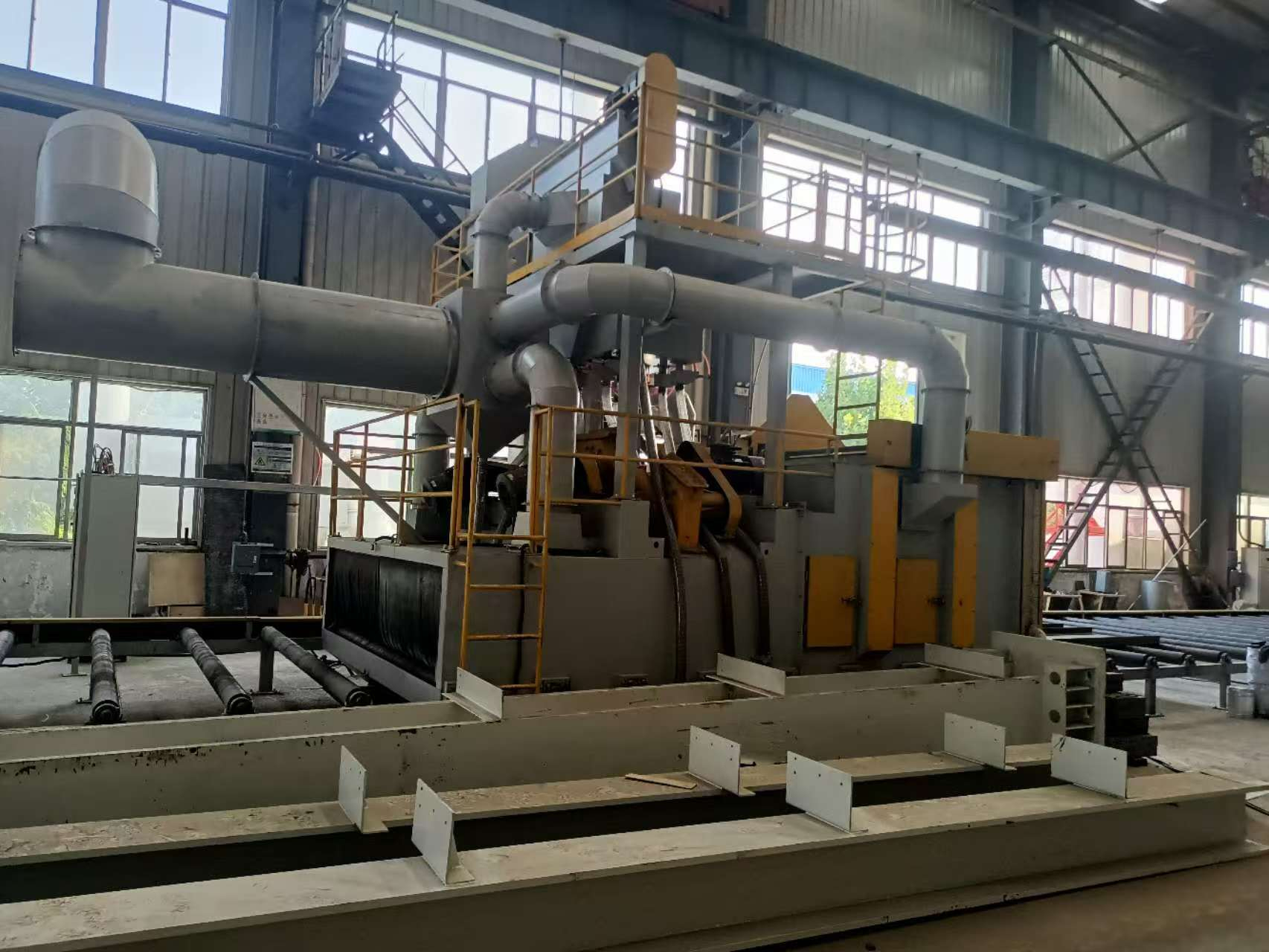 The steel plate pretreatment production line of Dalian Shipyard has been successfully installed and debugged.